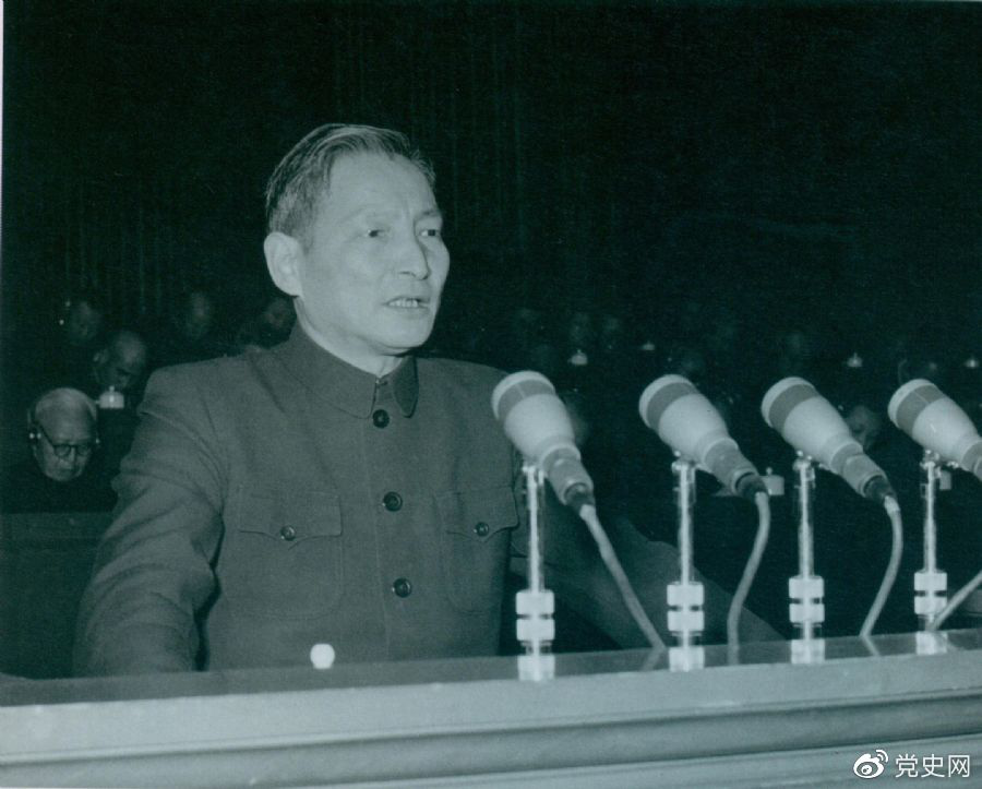 1956年12月，陳云在中華工商業(yè)聯(lián)合會第二屆會員代表大會上作報告。