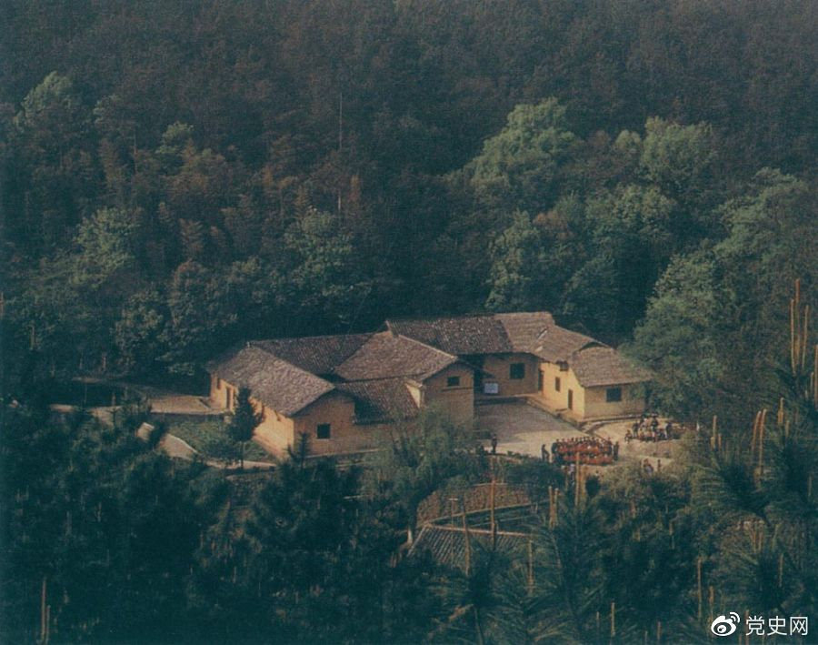 毛澤東故居——湖南省湘潭縣韶山?jīng)_上屋場(chǎng)。1893年12月26日，毛澤東在這里誕生。