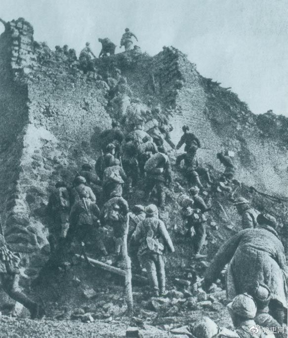 1948年12月，人民解放軍向新保安守?cái)嘲l(fā)起攻擊。這是解放軍戰(zhàn)士登上新保安城頭。 